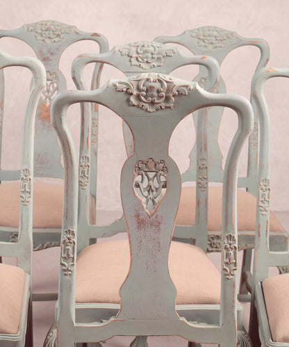 Detalle respaldos calados con venera tallada en el copete, decapé en gris azulado — Antique Arte y Decoración