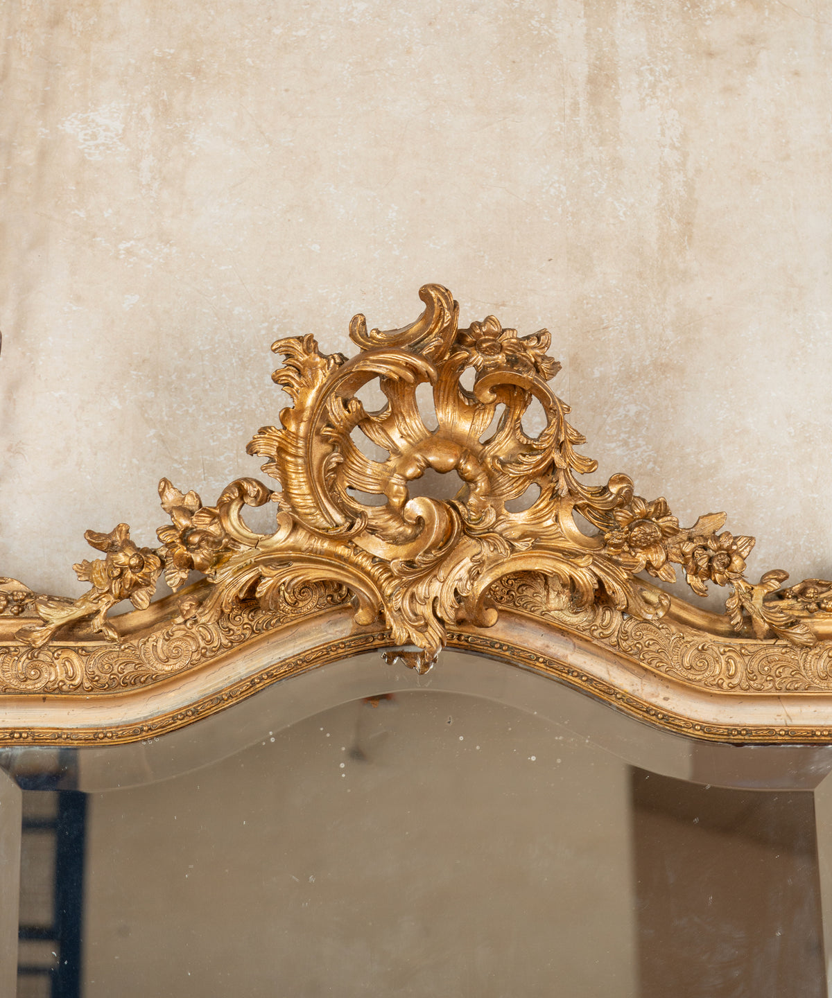 Detalle copete de rocalla calada dorado al pan de oro de espejo antiguo — Antique Arte y Decoración