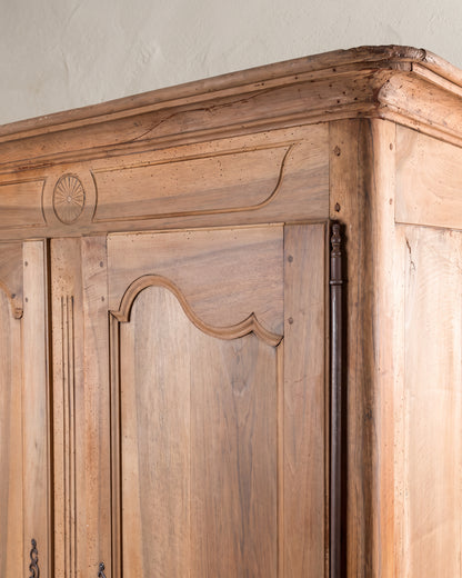 Detalle cornisa y friso con roseta tallada, clavijas y pernio de hierro, nogal s. XIX — Antique Arte y Decoración