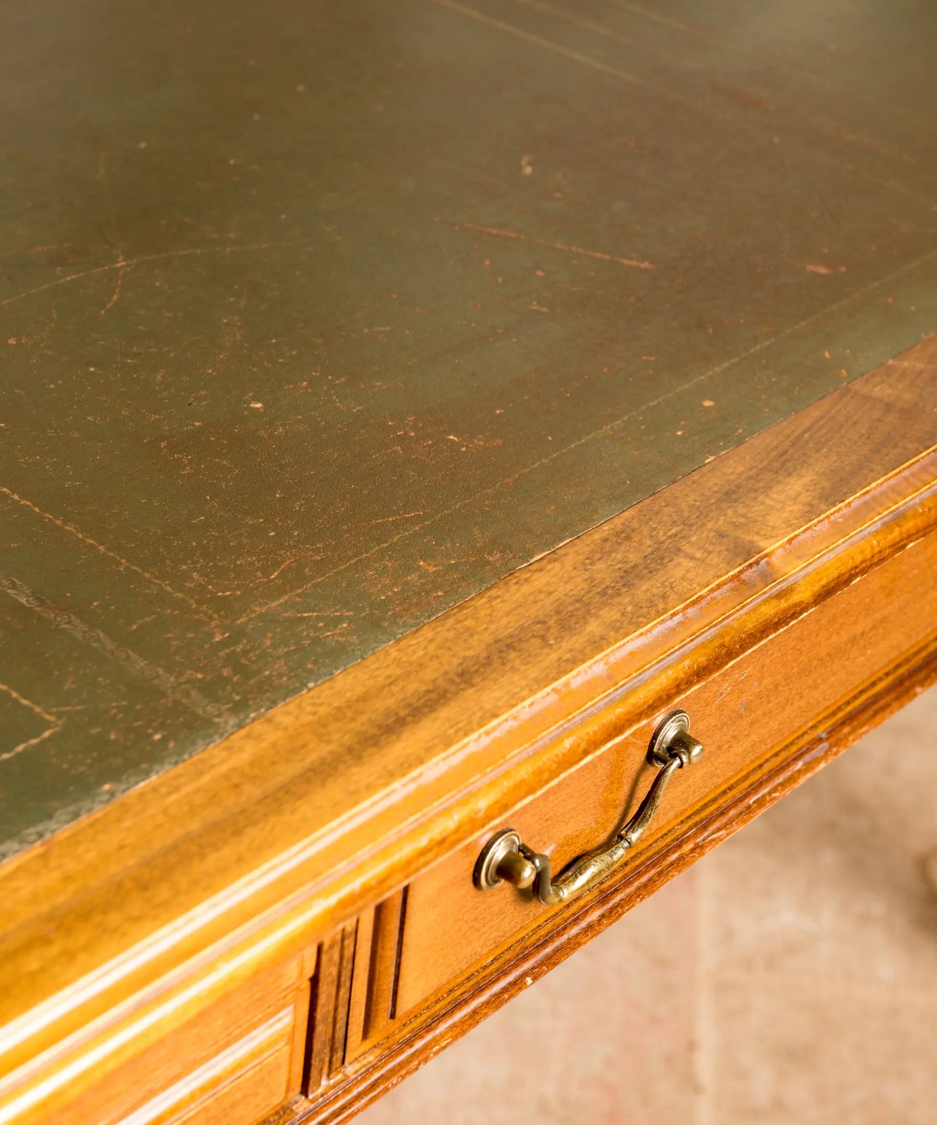 Escritorio de centro vintage en madera de nogal y cuero verde (Estilo Directorio / Luis XVI)