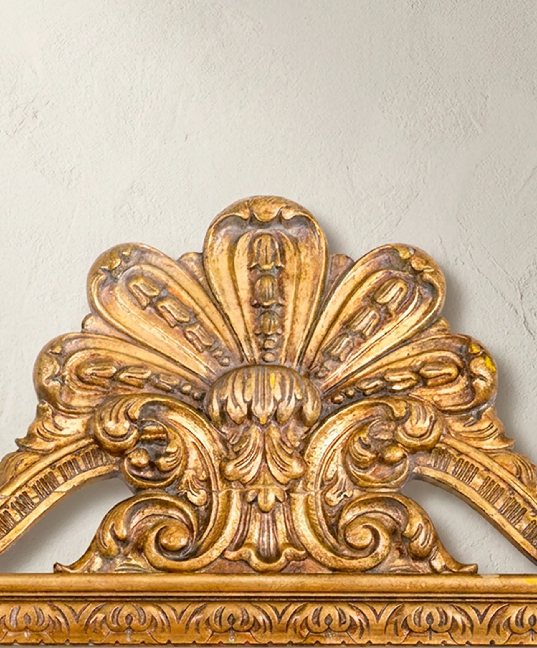Detalle copete tallado a mano con palmeta y volutas doradas al pan de oro — Antique Arte y Decoración