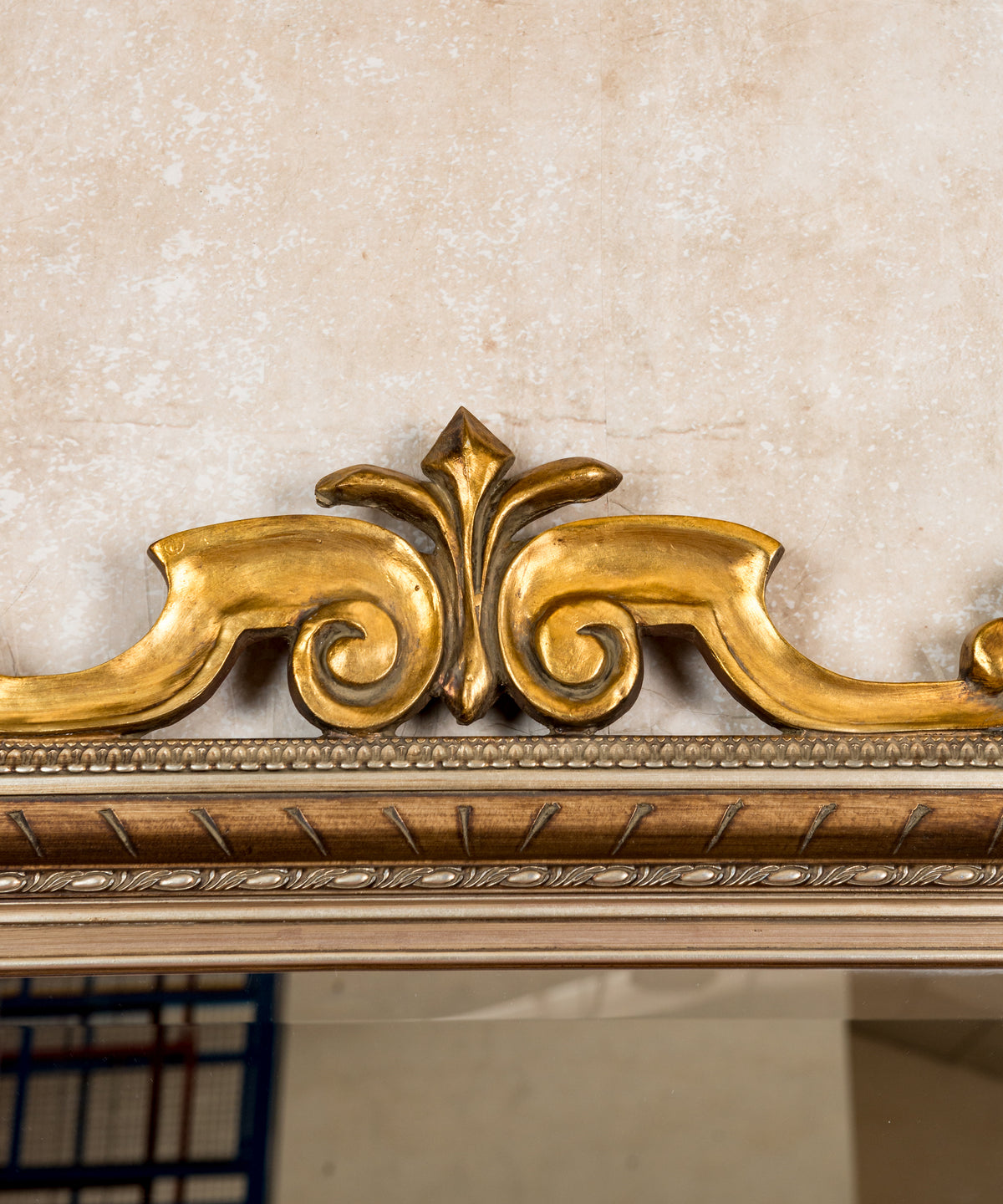 Detalle copete dorado con volutas y flor de lis en espejo de madera — Antique Arte y Decoración