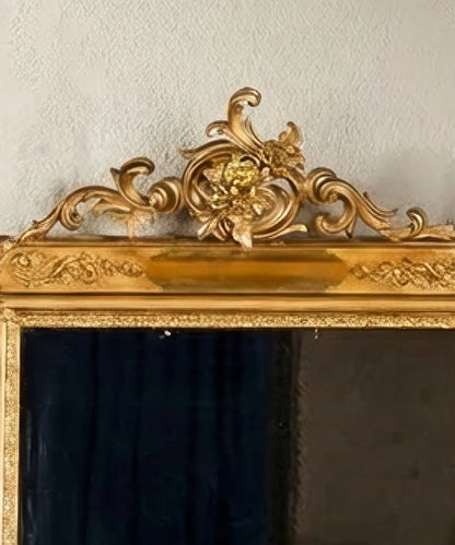 Espejo antiguo de gran formato dorado con copete rococó