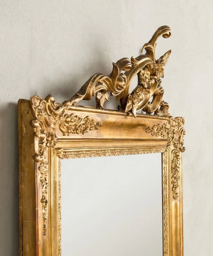 detalle copete Espejo de gran formato 158x100 cm con marco de pan de oro y copete tallado estilo francés.