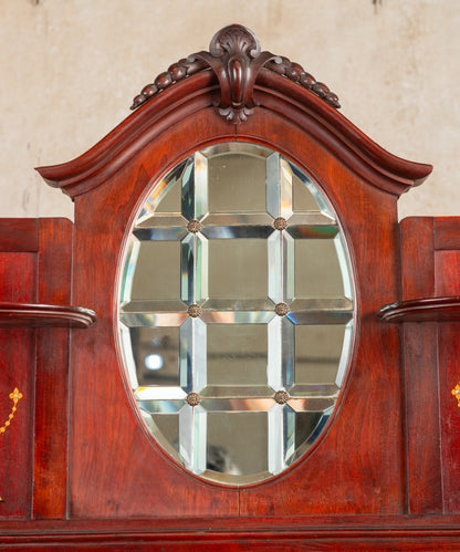 Detalle copete tallado con venera y espejo oval de cristales biselados en caoba — Antique Arte y Decoración
