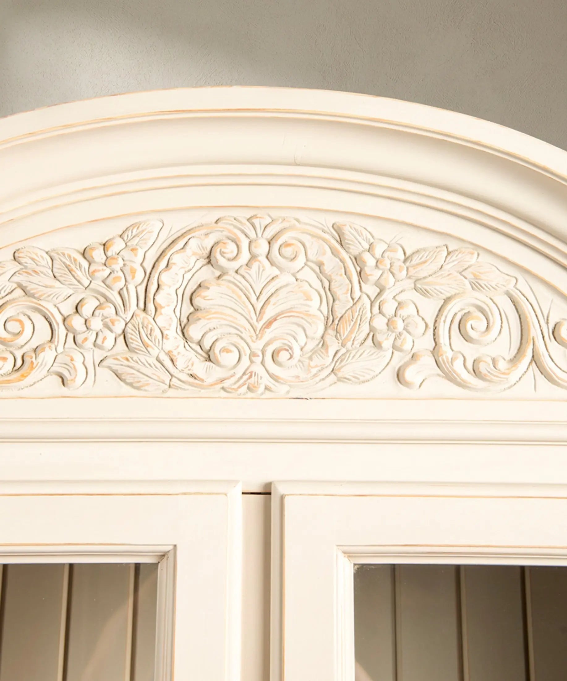 Detalle copete tallado con palmeta y roleos florales en decapé — Antique Arte y Decoración