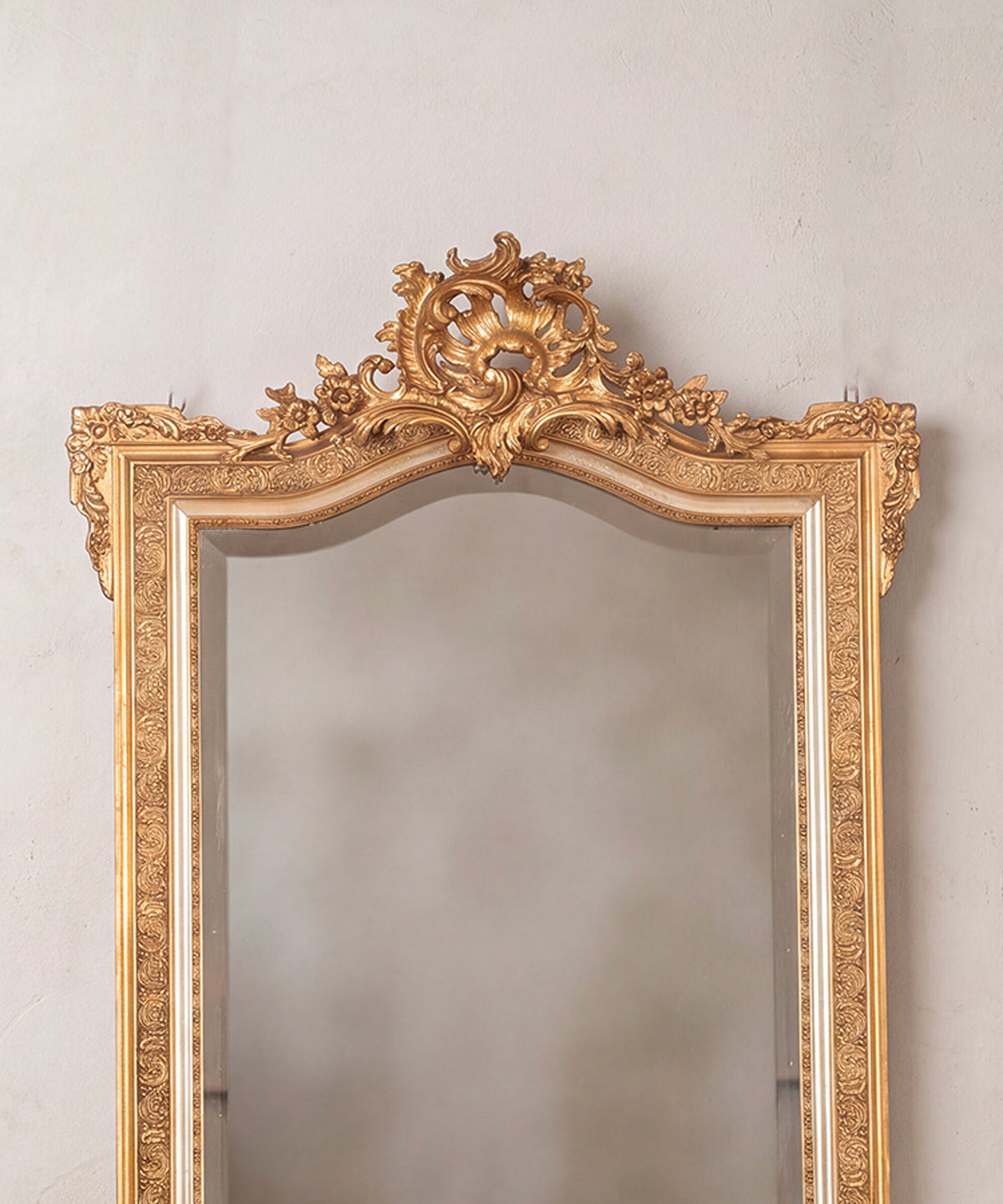 Espejo antiguo dorado al pan de oro detalle parte superior con copete y flores — Antique Arte y Decoración