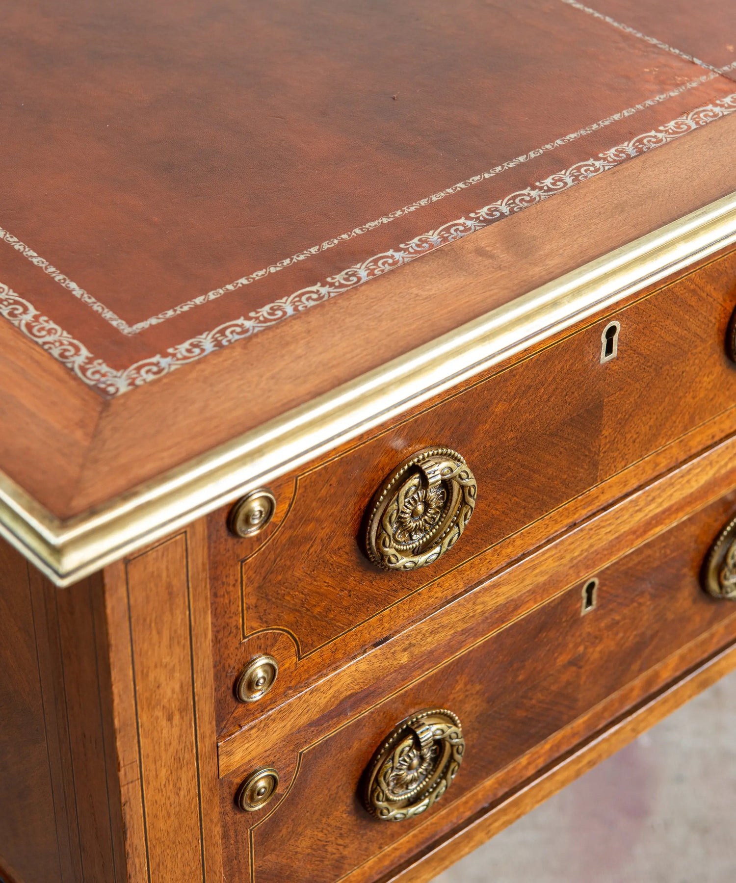 Gran escritorio de estilo Luis XVI con tablero de piel (160 cm)