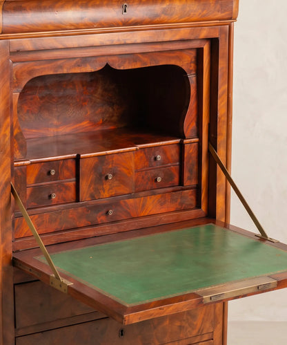 Detalle interior secreter siglo XIX con tapete verde y compases de latón — Antique Arte y Decoración