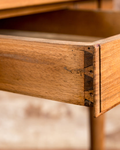 Detalle cola de milano cortada a mano en cajón de nogal, escritorio francés — Antique Arte y Decoración