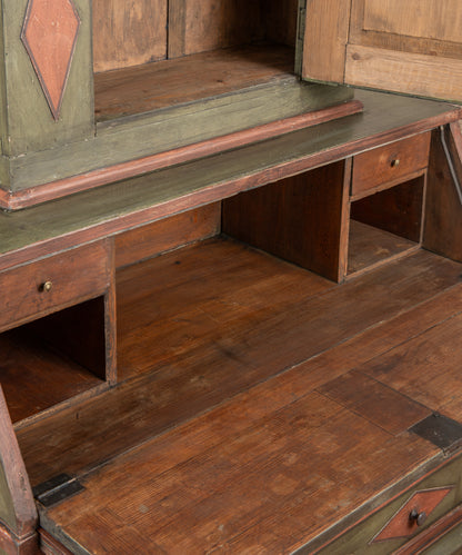 Interior escritorio antiguo con tablero de escritura, dos cajoncitos y casilleros — Antique Arte y Decoración