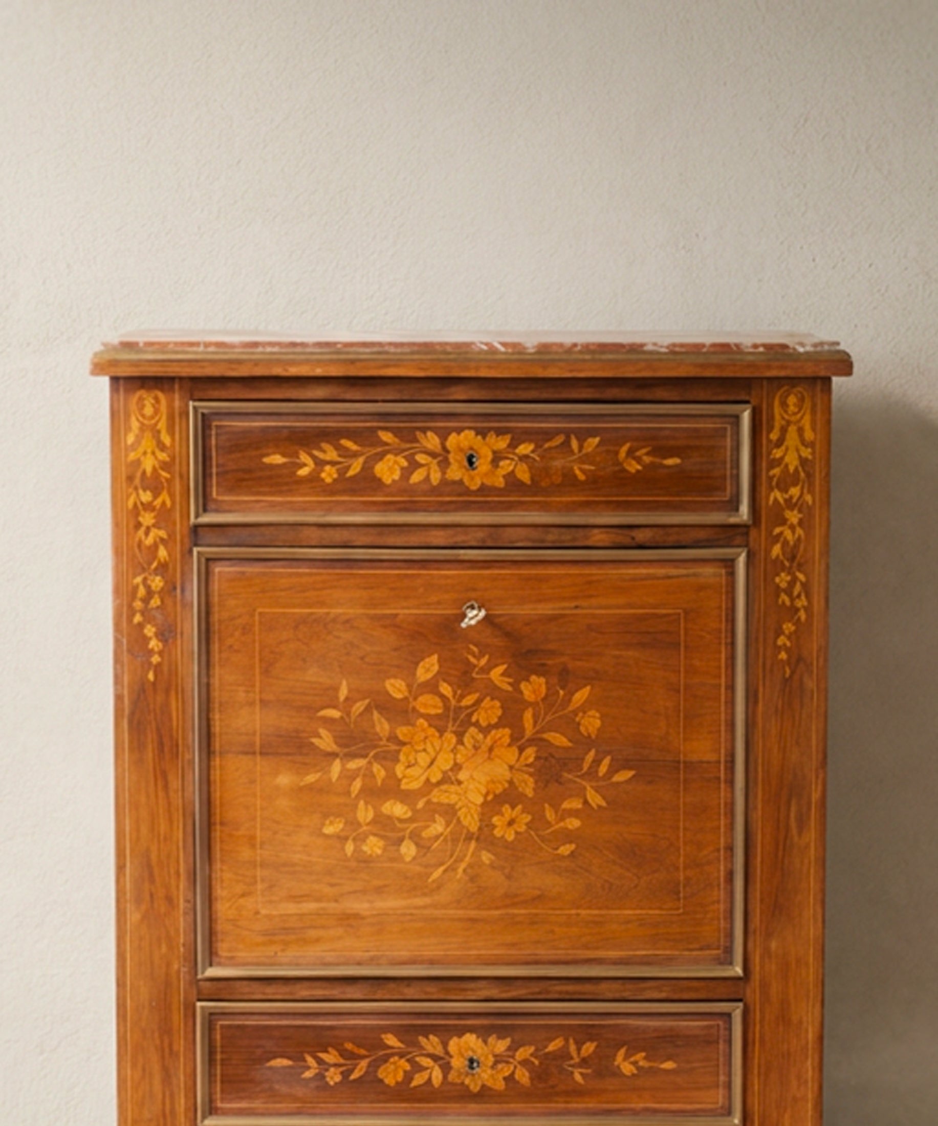 Detalle tapa de mármol rojo veteado y marquetería floral del abatible — Antique Arte y Decoración