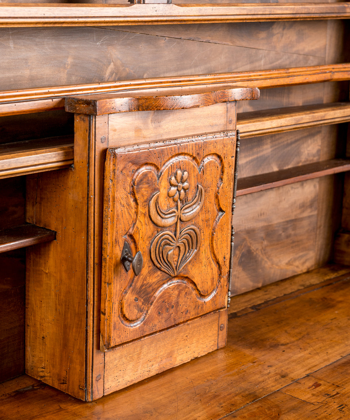 Detalle especiero con flor y corazón tallados a mano en la puerta — Antique Arte y Decoración