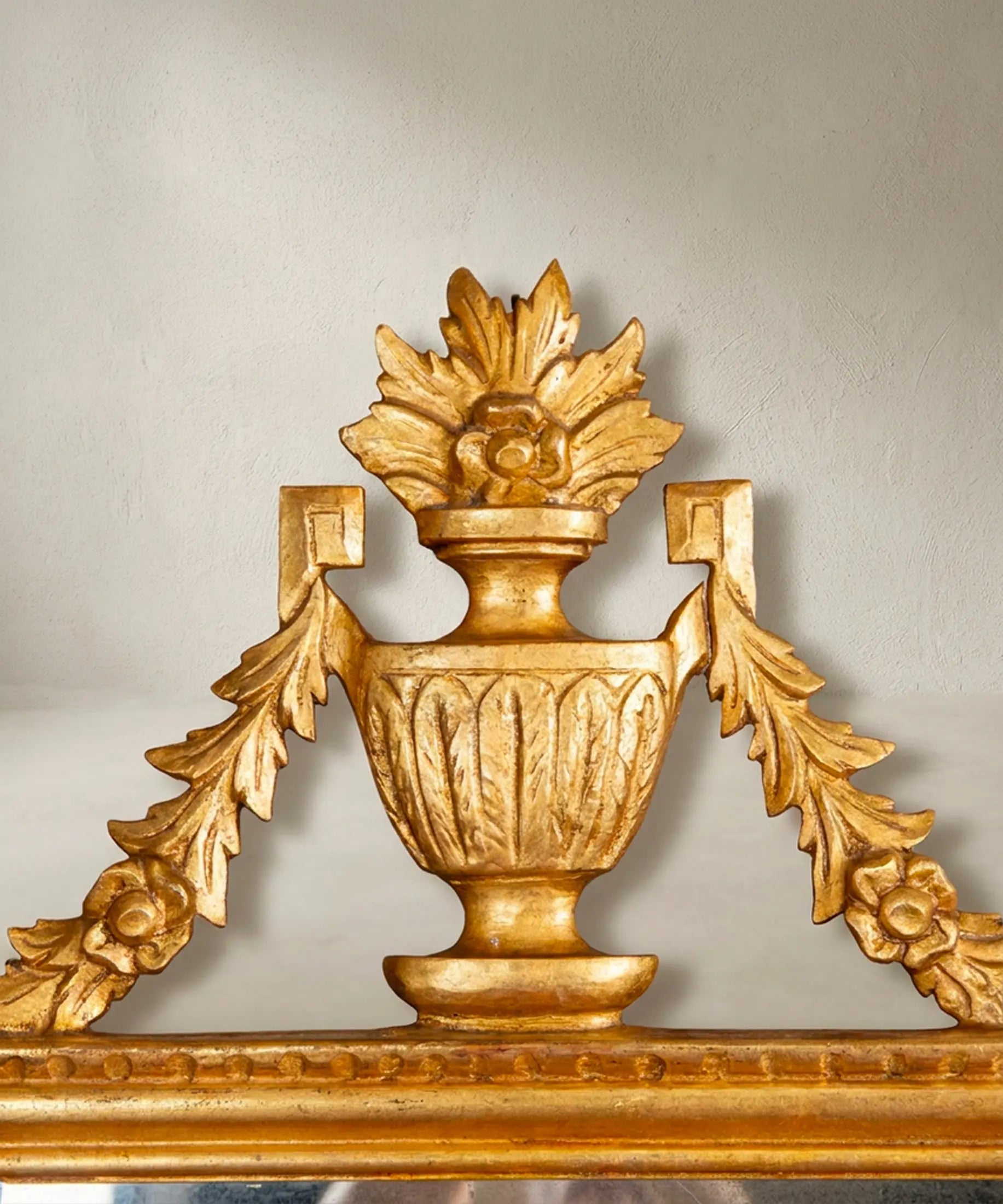 Detalle copete con copa clásica y guirnaldas talladas doradas al pan de oro — Antique Arte y Decoración