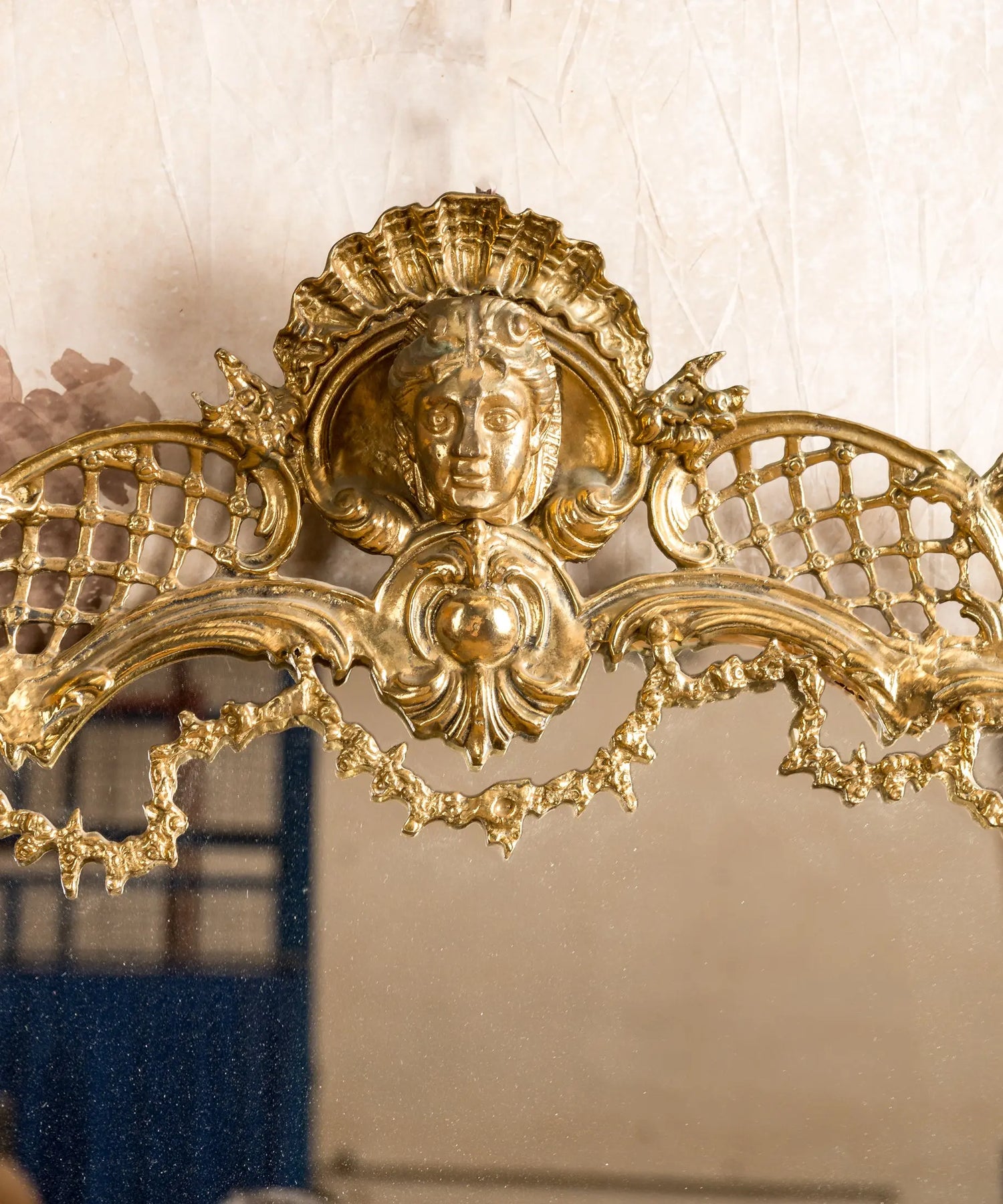 Detalle del mascarón femenino con tocado de concha en bronce dorado — Antique Arte y Decoración