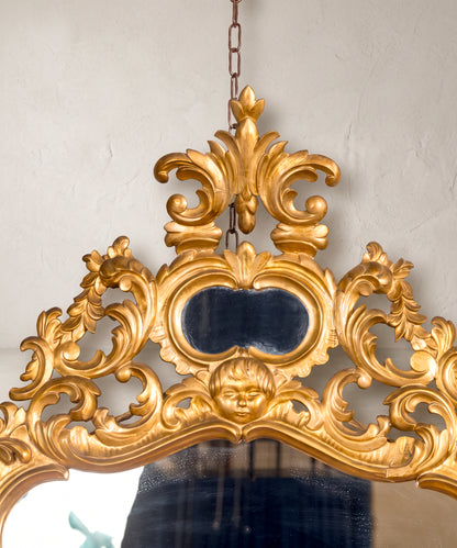 Detalle copete tallado con querubín y espejo ovalado — Antique Arte y Decoración