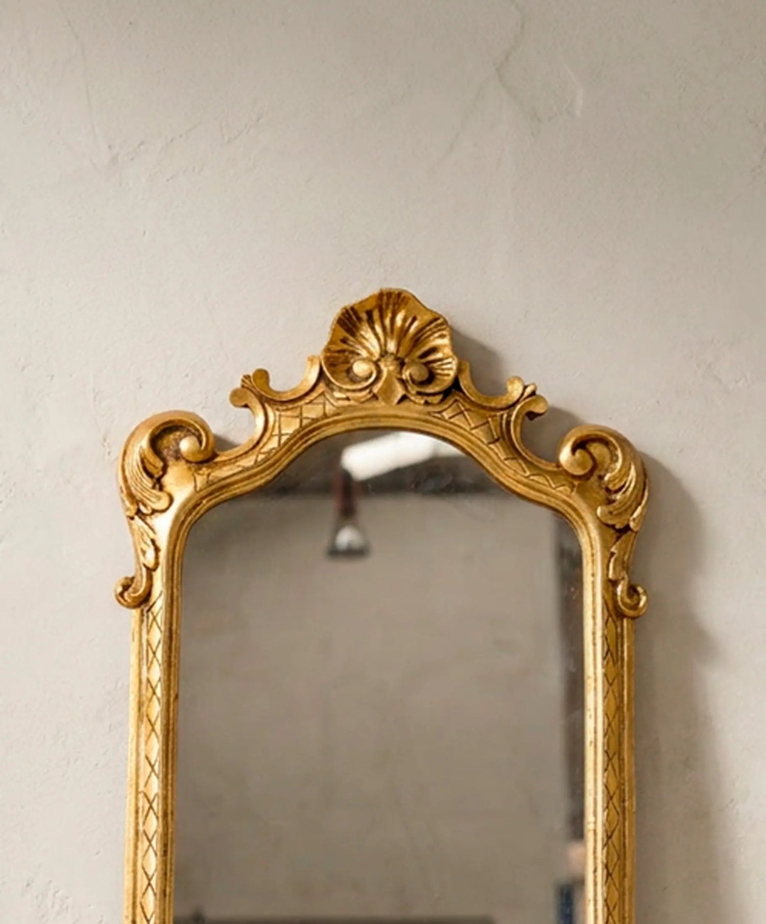 Detalle copete con venera y volutas de acanto talladas a mano en pan de oro — Antique Arte y Decoración