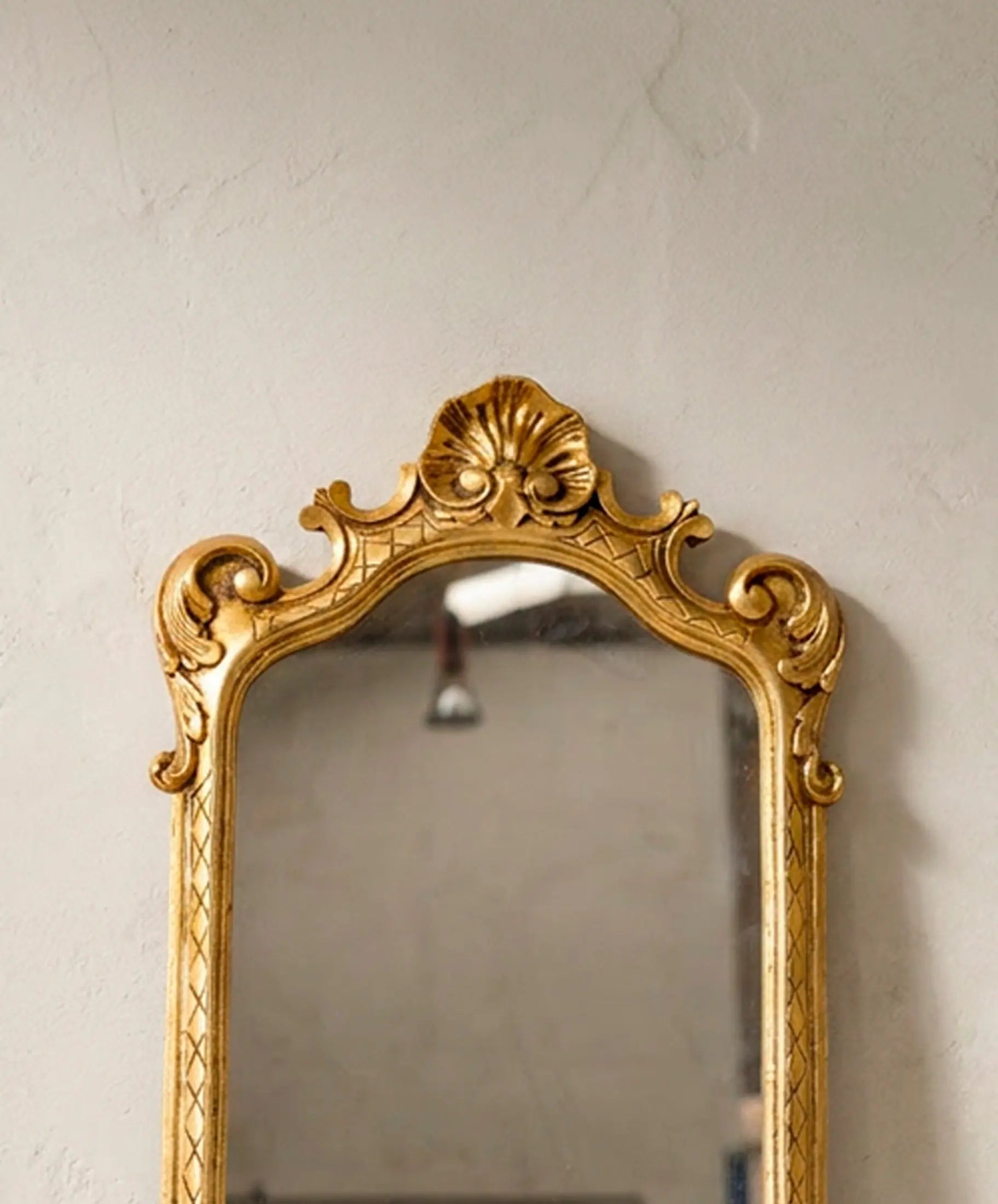 Detalle copete con venera y volutas de acanto talladas a mano en pan de oro — Antique Arte y Decoración
