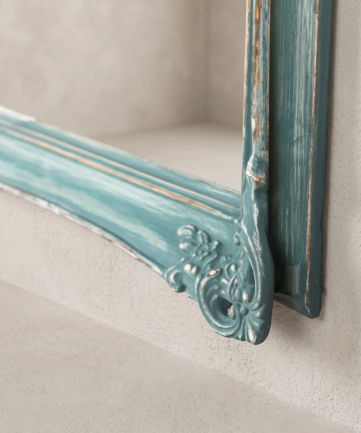 Detalle talla floral esquina inferior acabado decapé azul — Antique Arte y Decoración