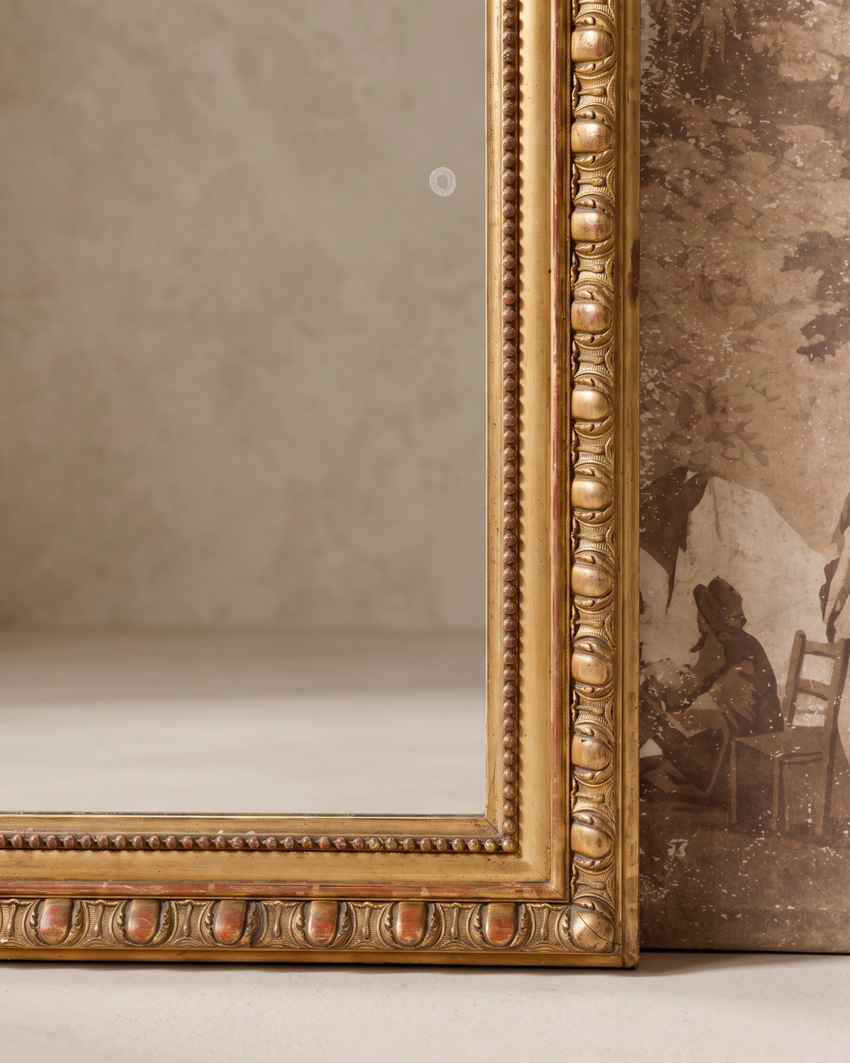 Detalle travesaño inferior con óvalos y bol rojo bajo el pan de oro — Antique Arte y Decoración