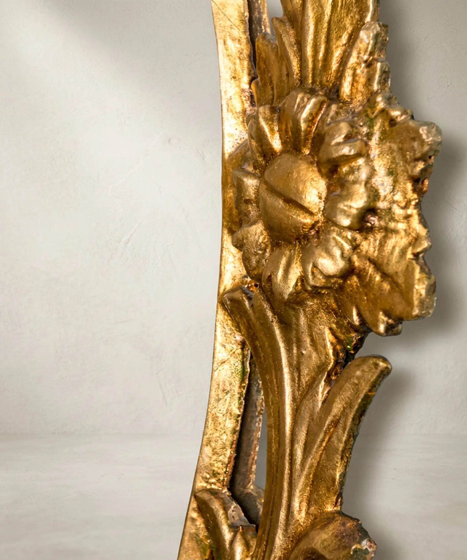 Detalle flor y hoja de acanto tallada a mano en pan de oro con pátina — Antique Arte y Decoración
