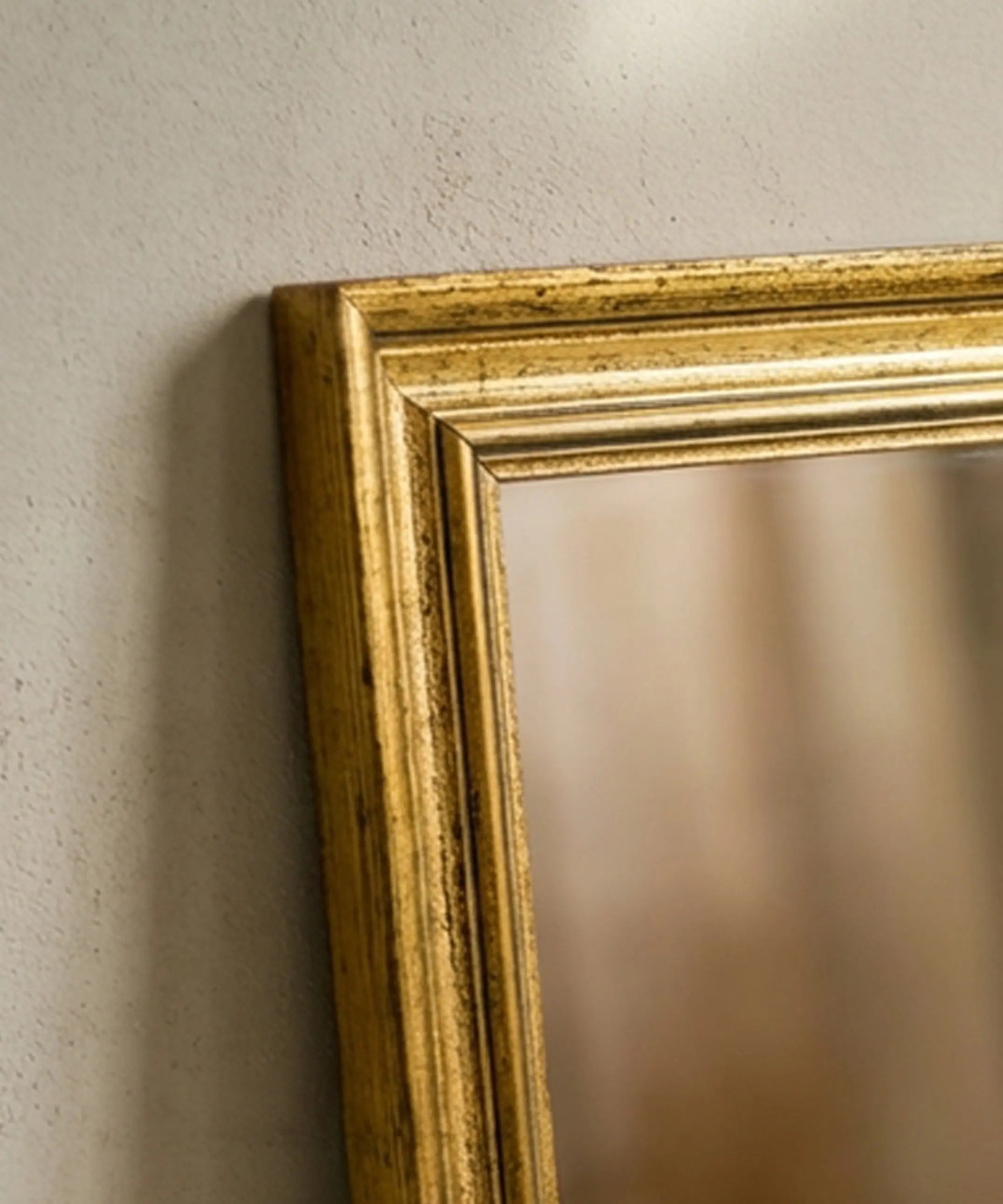 Espejo de pared en dorado envejecido con molduras lisas (135 x 100 cm)