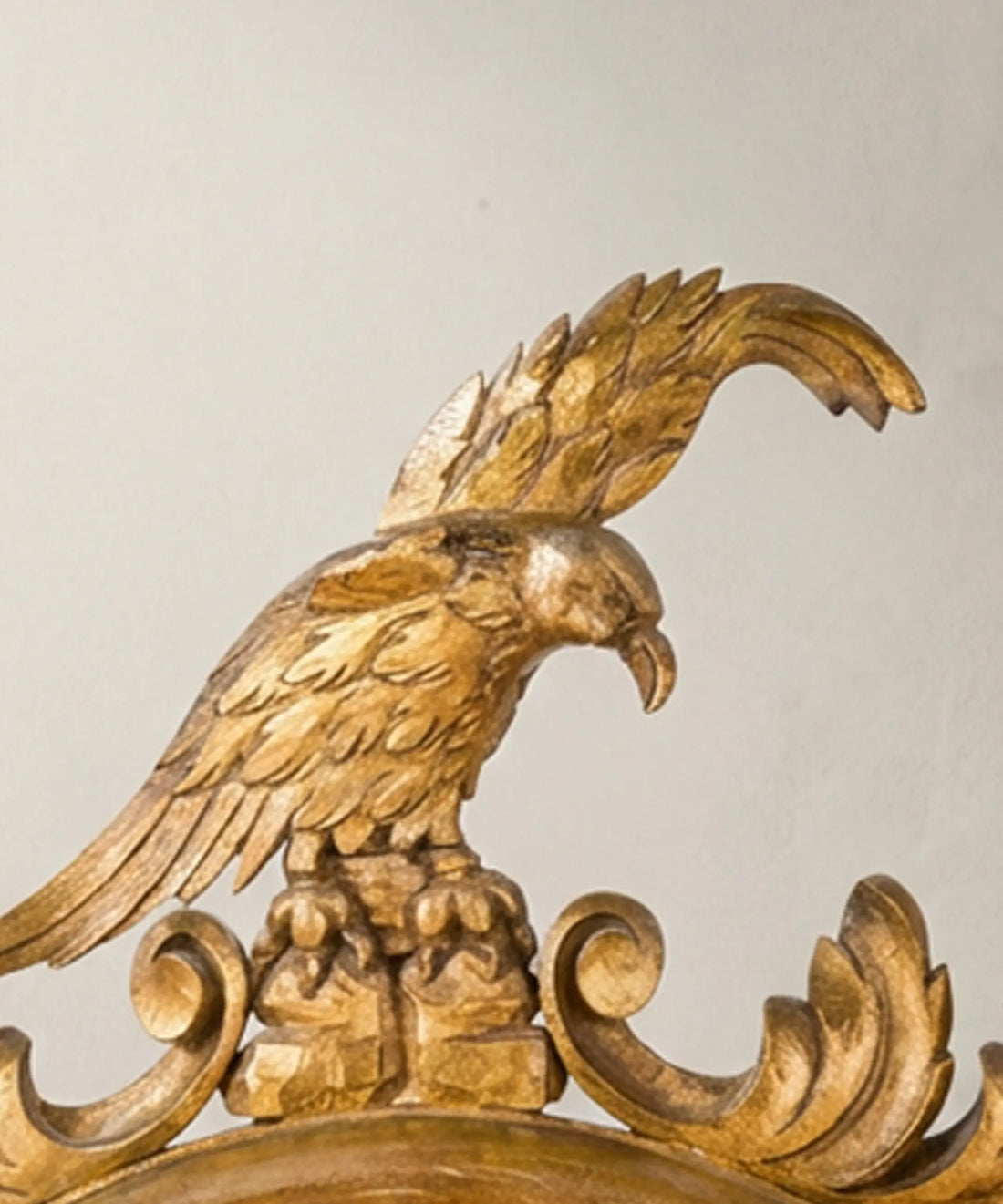 Detalle de águila tallada en madera con acabado pan de oro en espejo estilo Federal.