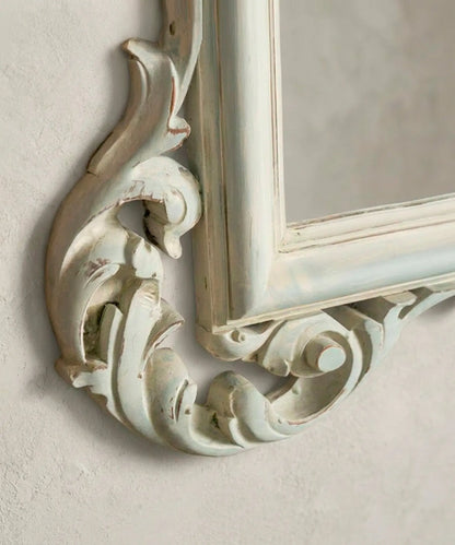 Detalle esquina tallada con volutas de acanto y decapado azul grisáceo — Antique Arte y Decoración