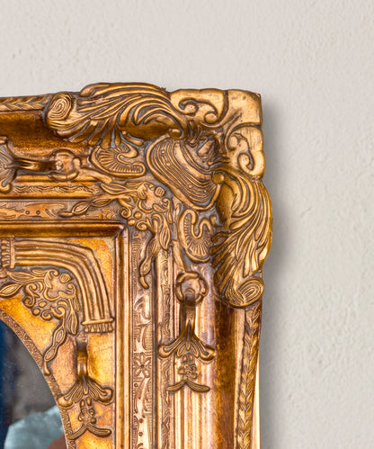 Detalle de la esquina superior con concha y acanto en relieve y bandas acanaladas, espejo dorado Luis XV — Antique Arte y Decoración