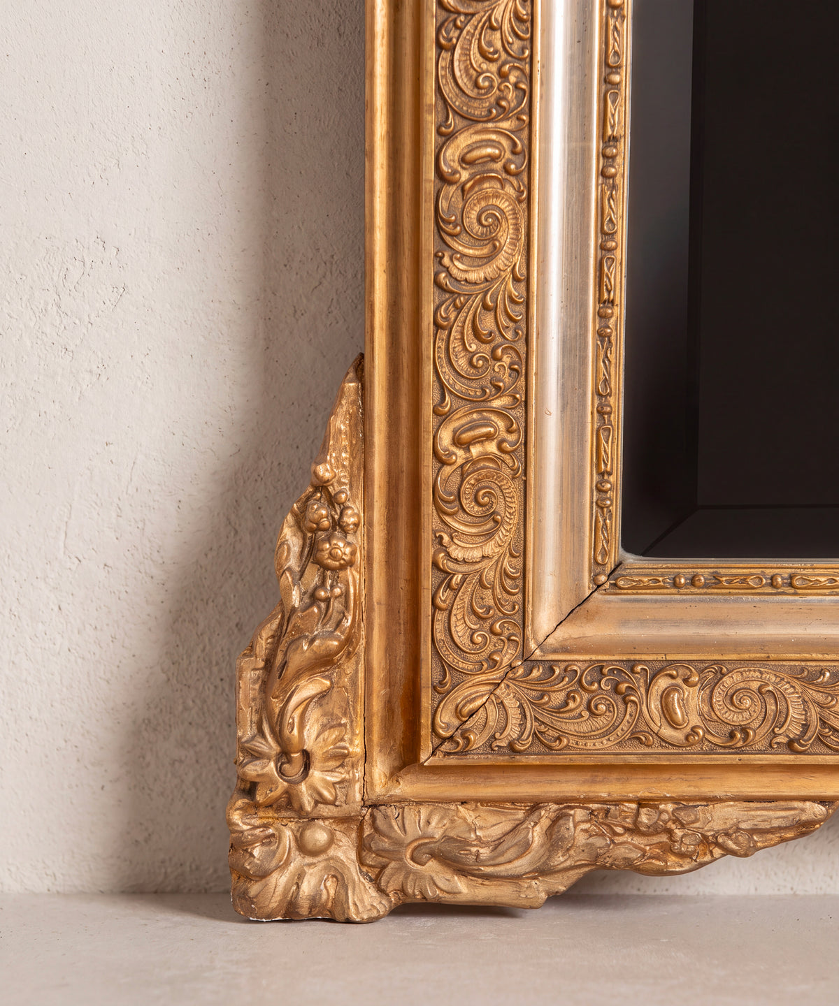 Detalle esquina inferior con flores y friso de roleos dorados al pan de oro — Antique Arte y Decoración