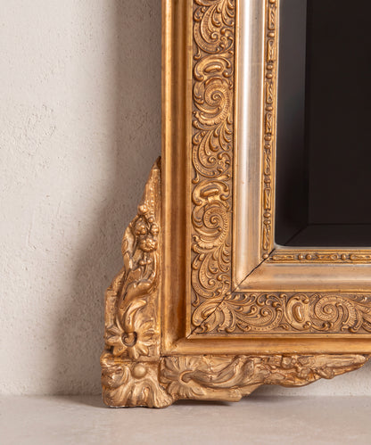 Detalle esquina inferior con flores y friso de roleos dorados al pan de oro — Antique Arte y Decoración