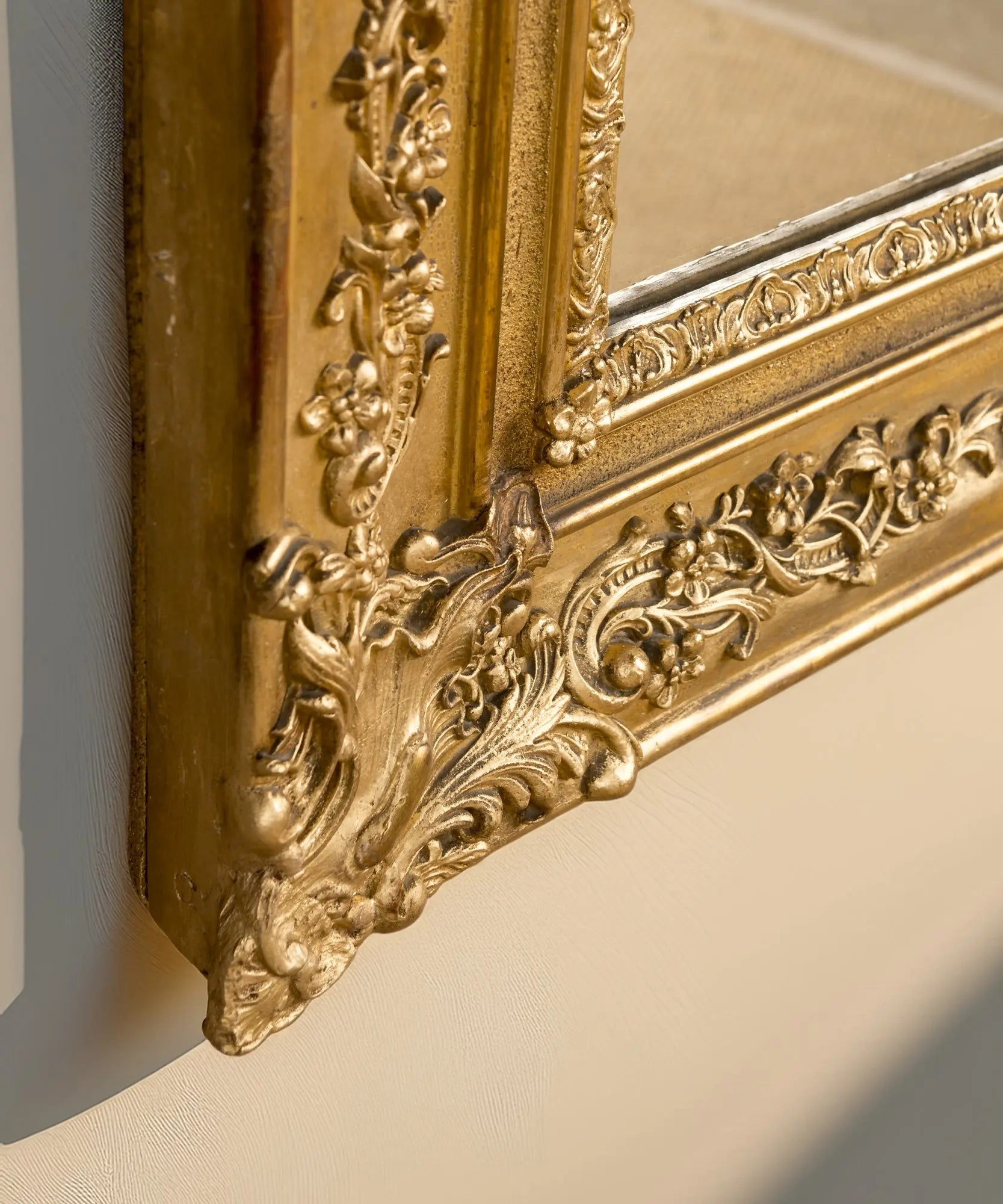 Espejo antiguo de gran formato dorado con copete rococó