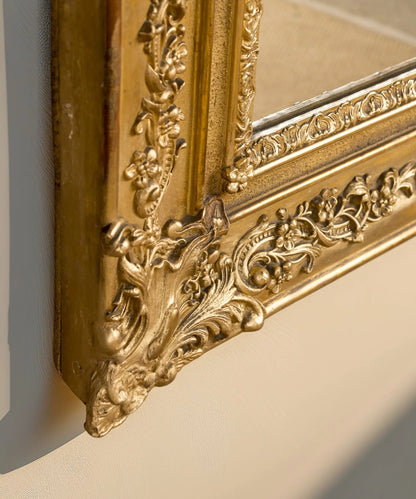 Espejo antiguo de gran formato dorado con copete rococó