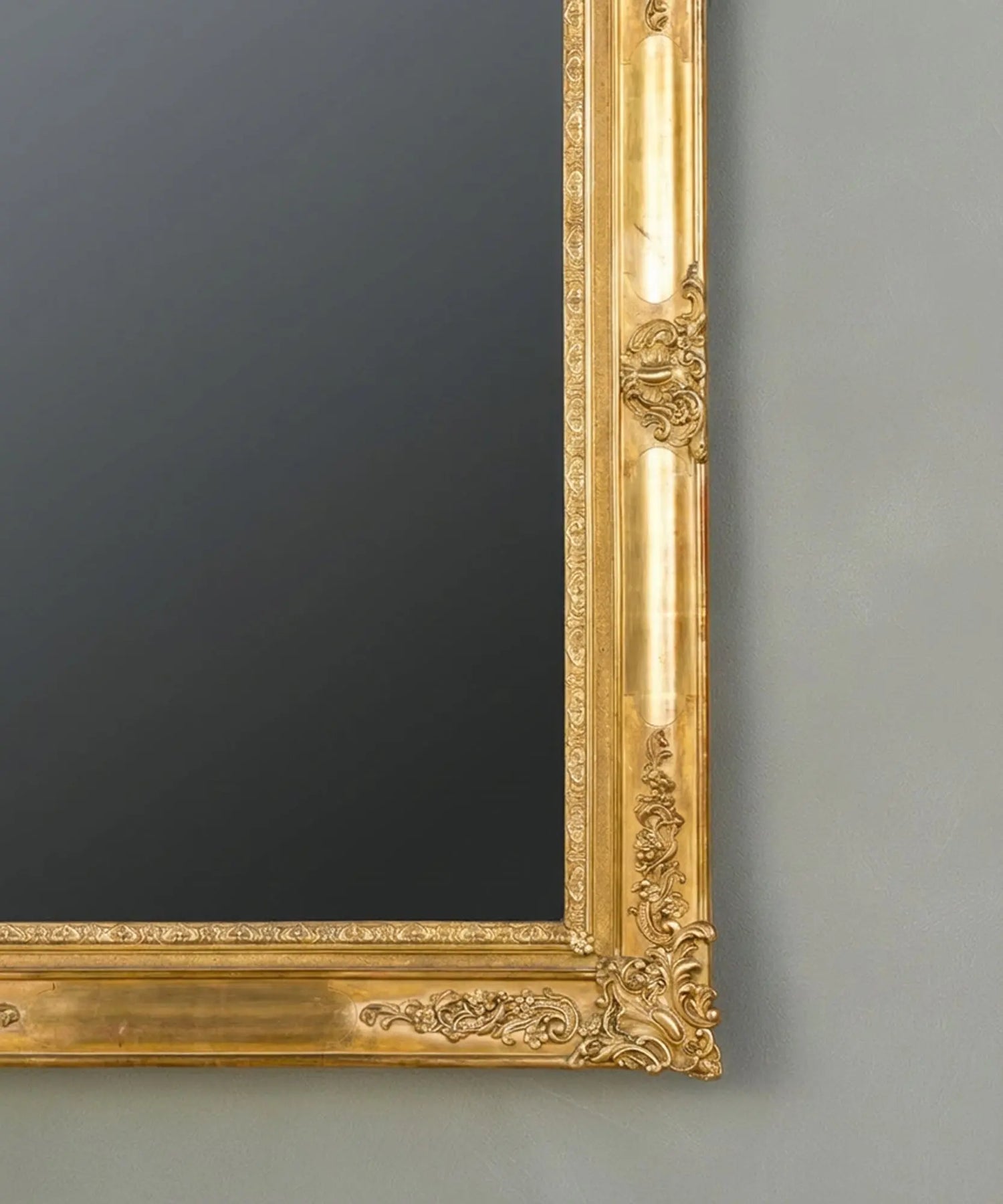 Espejo antiguo de gran formato dorado con copete rococó