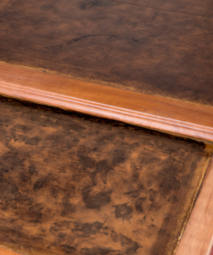 Detalle acabado texturizado de la piel en tablilla y tablero, escritorio Luis XVI — Antique Arte y Decoración