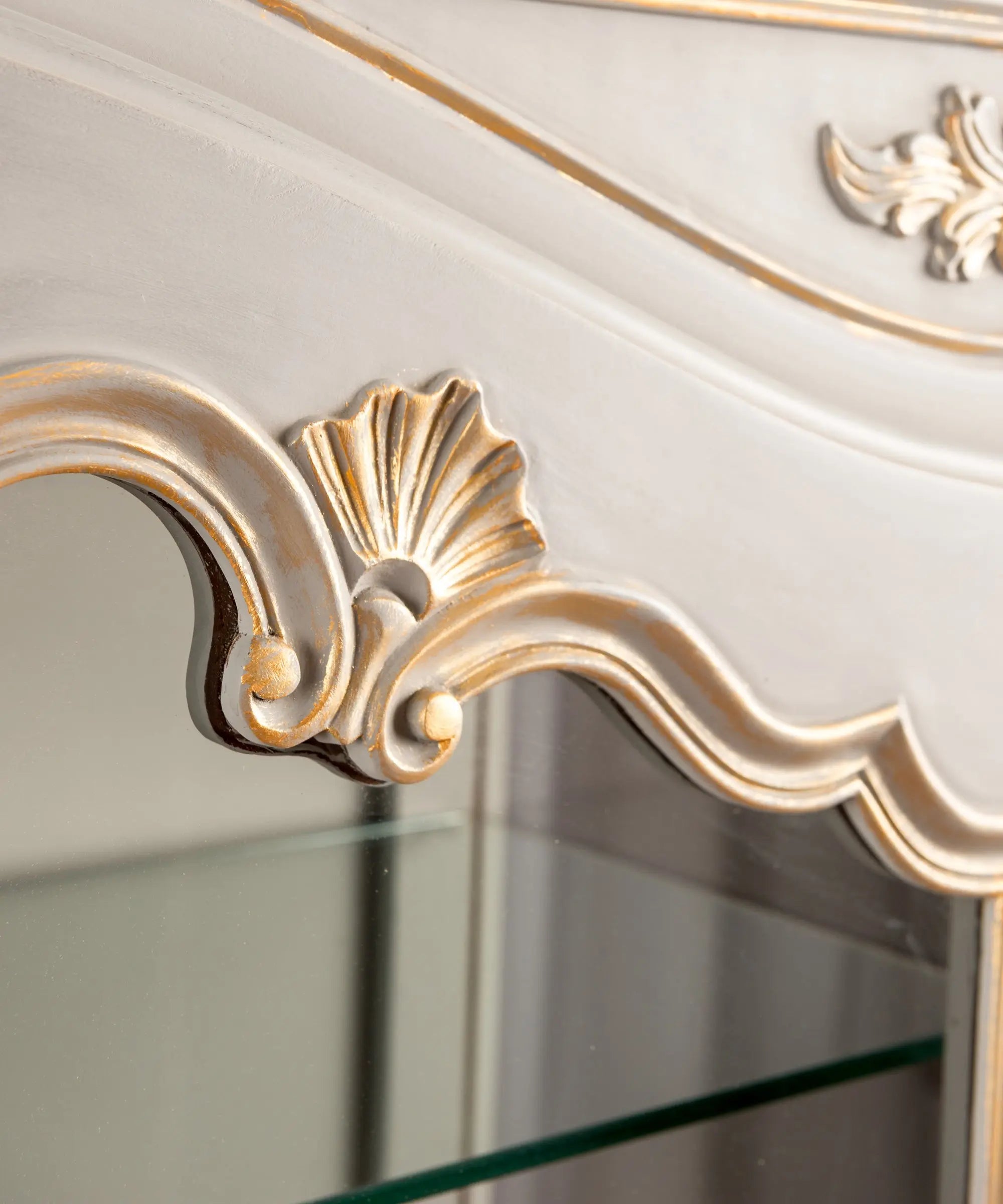 Vitrina expositora  estilo Luis XV en gris perla con detalles dorados
