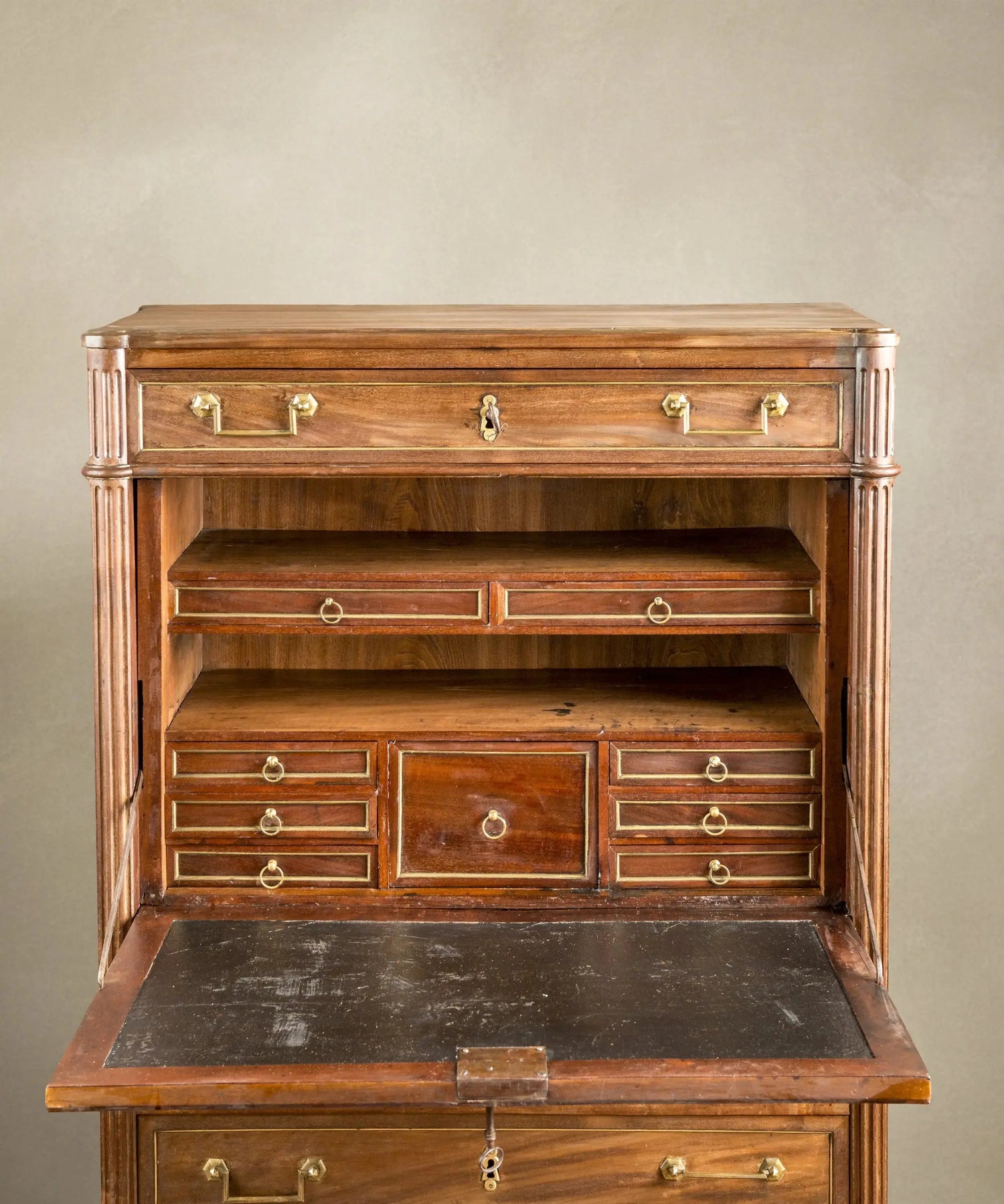 Secreter antiguo de nogal con tapa abatible estilo Luis XVI (Siglo XIX) Antique arte y decoracion