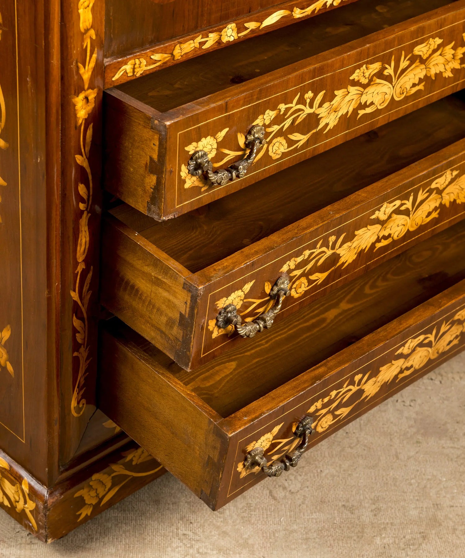 Secreter con marquetería floral y tapa de mármol verde