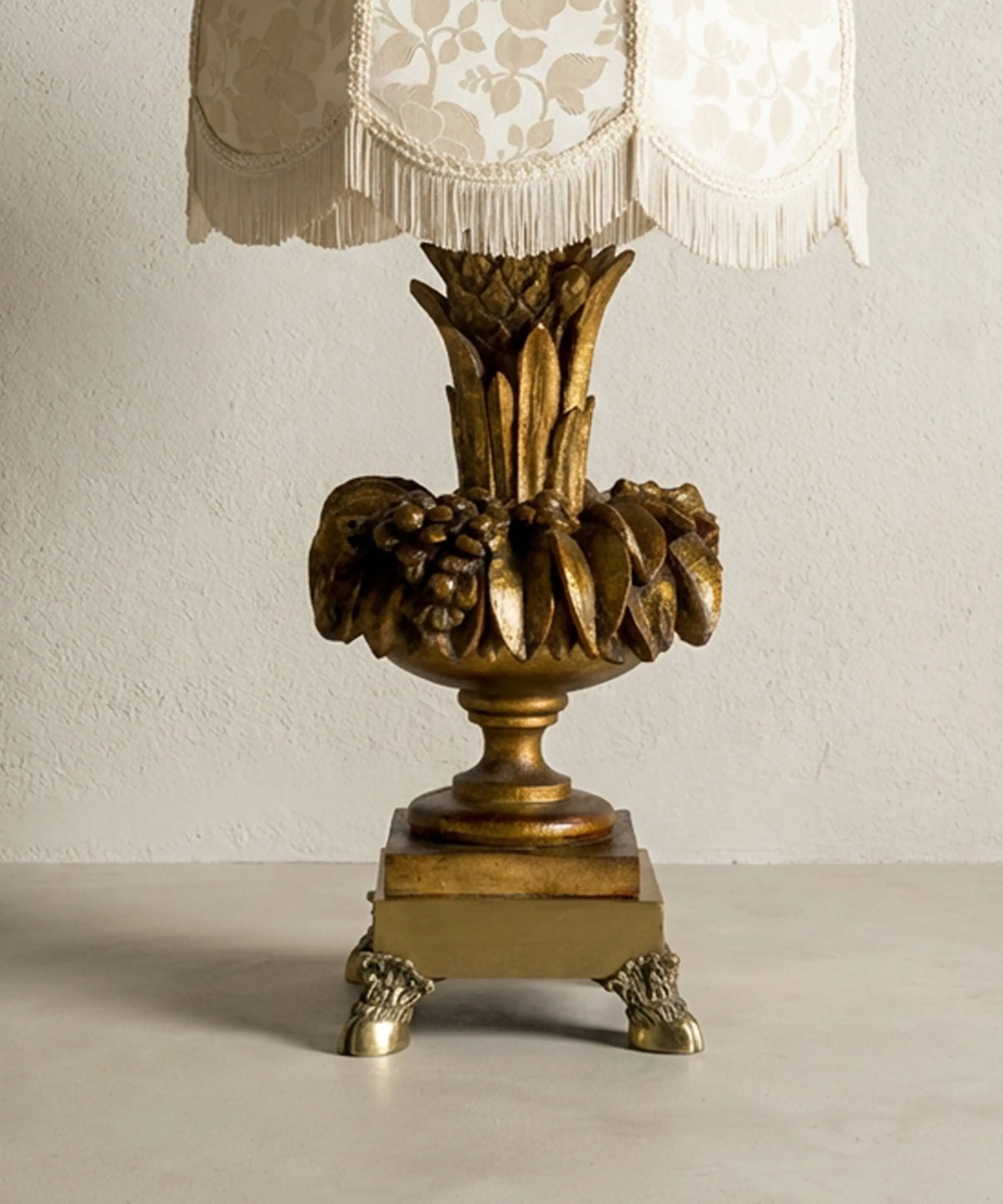 Gran lámpara de sobremesa en madera tallada dorada con pantalla pagoda