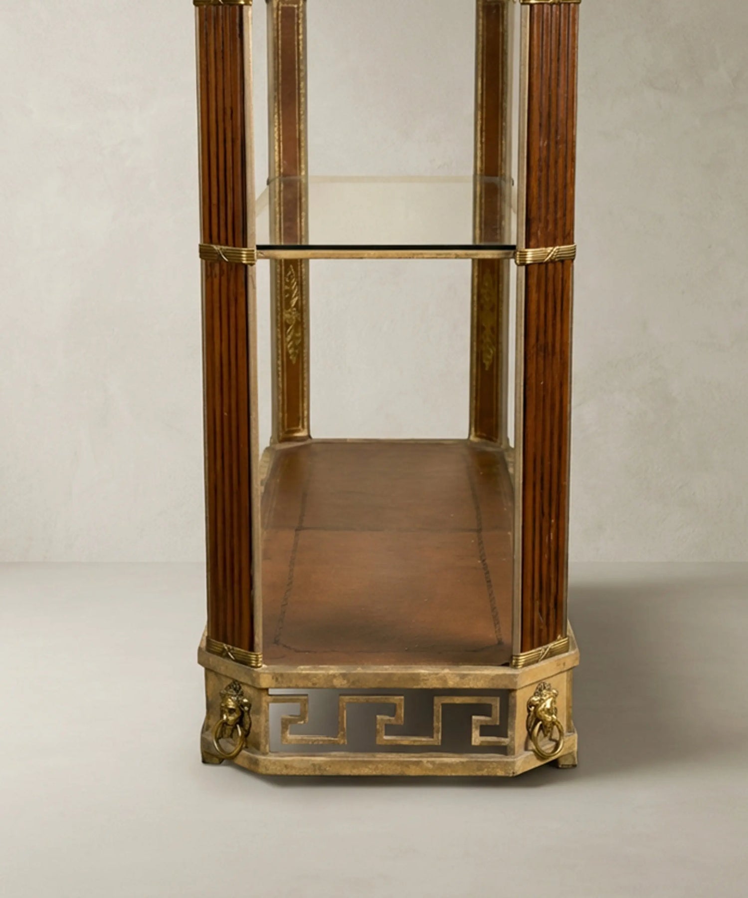 Pareja de grandes estanterías de metal forjado con iluminación