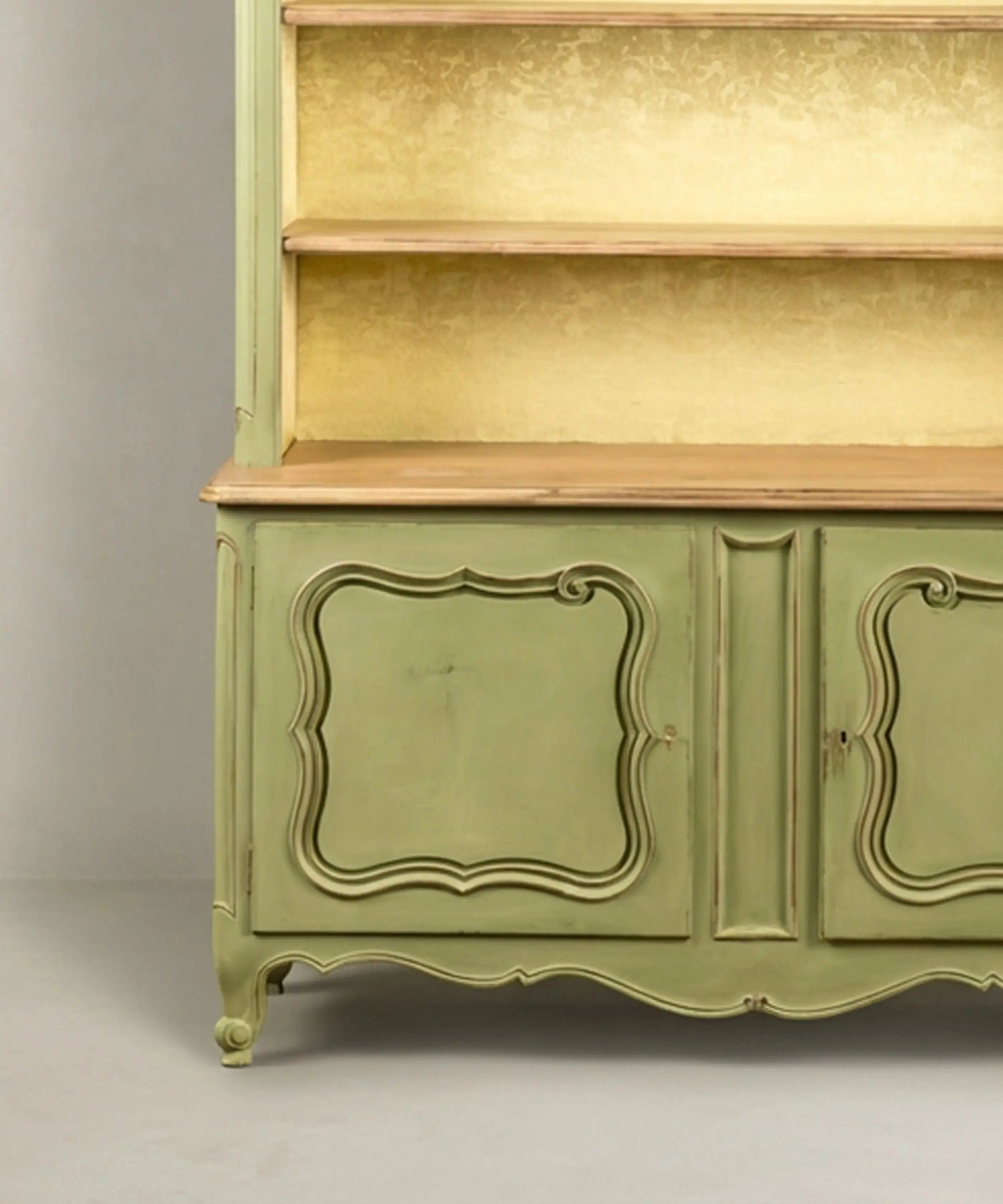 Alacena platero estilo francés en verde salvia con fondo entelado Antique arte y decoracion