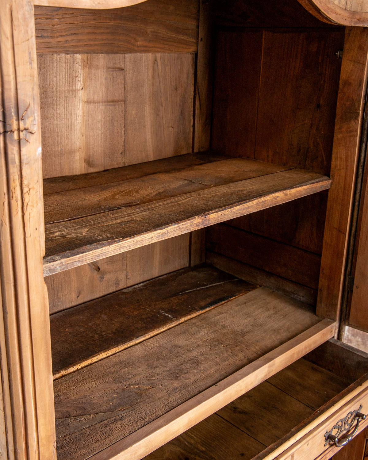 Interior armario antiguo con baldas de época y marcas de sierra manual — Antique Arte y Decoración