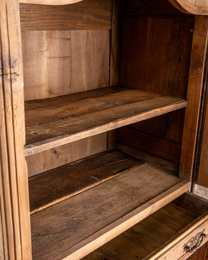 Interior armario antiguo con baldas de época y marcas de sierra manual — Antique Arte y Decoración