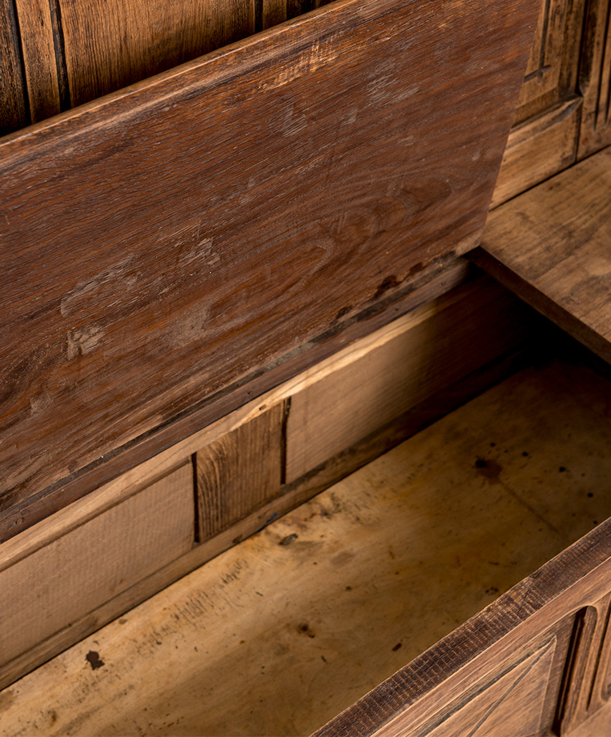 Detalle interior del arcón con la madera oscurecida por el uso — Antique Arte y Decoración