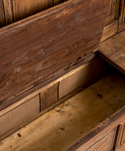Detalle interior del arcón con la madera oscurecida por el uso — Antique Arte y Decoración