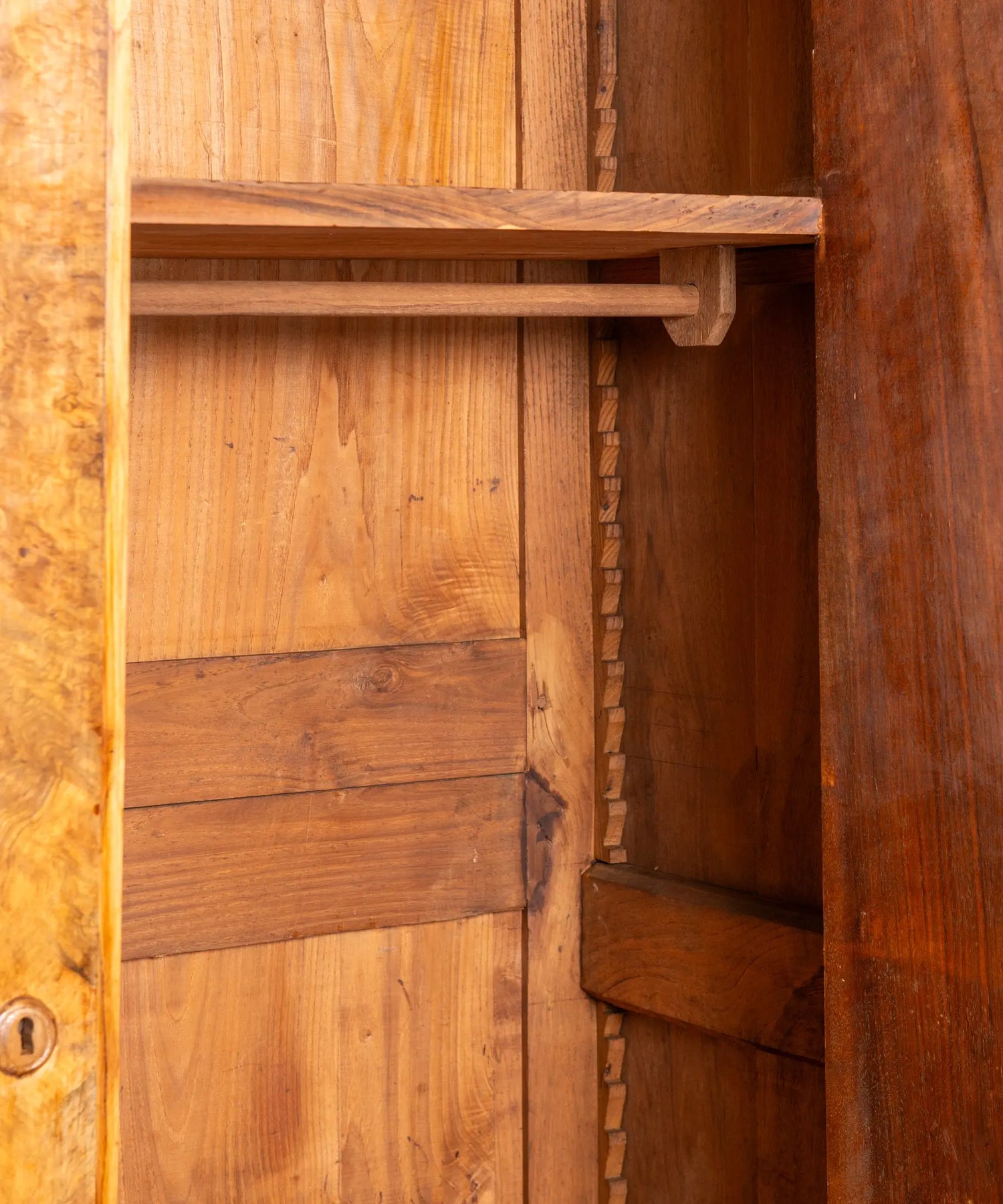 Interior armario antiguo con balda superior y barra de colgar en castaño — Antique Arte y Decoración