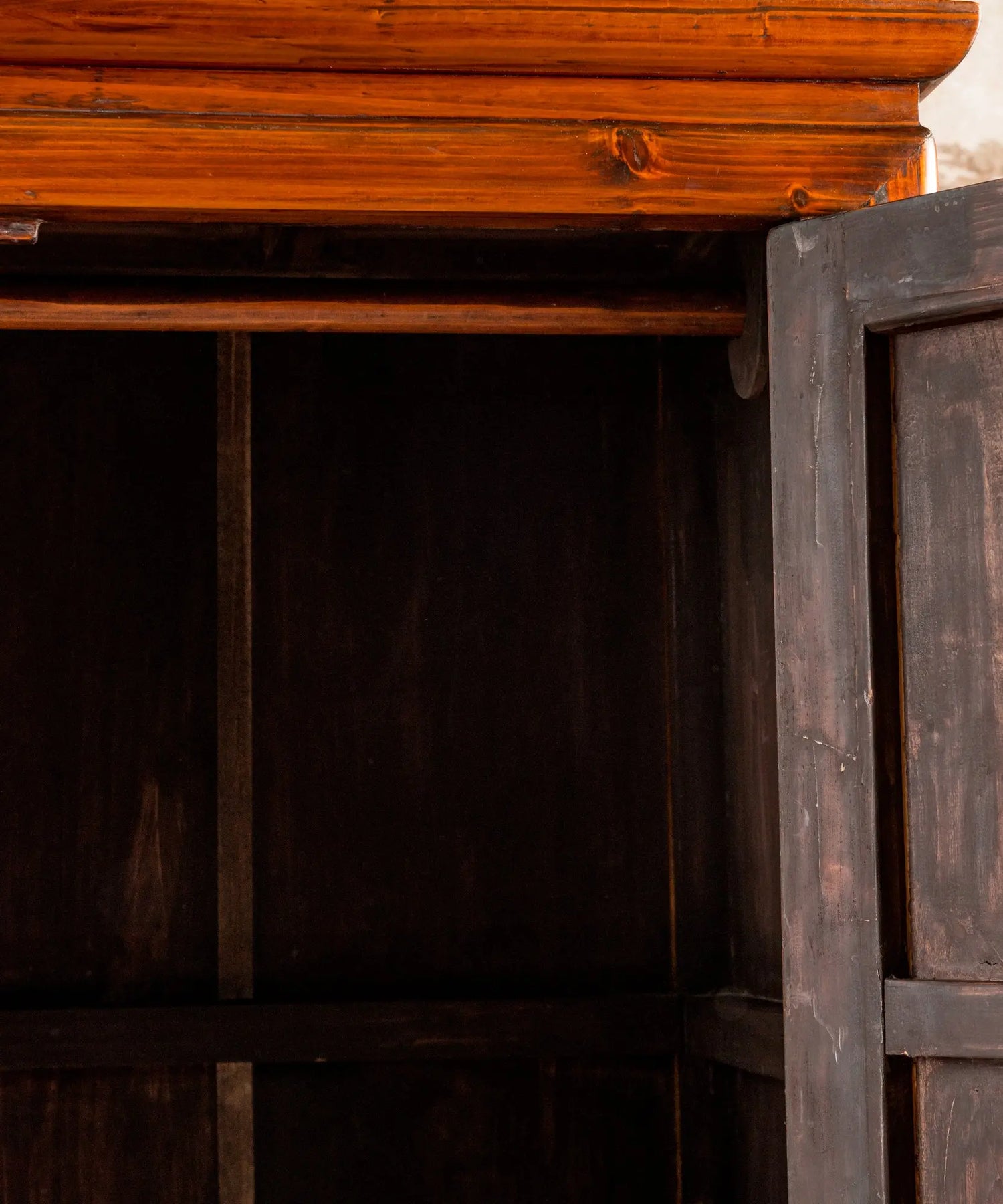 Armario de boda chino de madera con gran herraje de latón