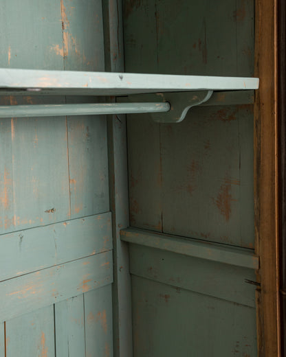 Interior armario antiguo pintado en verde decapé con balda y barra para colgar — Antique Arte y Decoración
