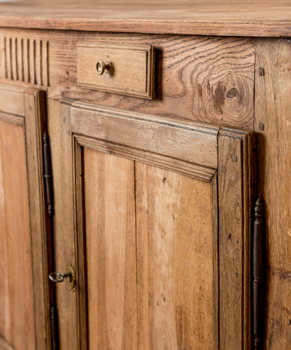 Detalle bisagras de hierro forjado y clavijas de madera aparador Luis XVI — Antique Arte y Decoración