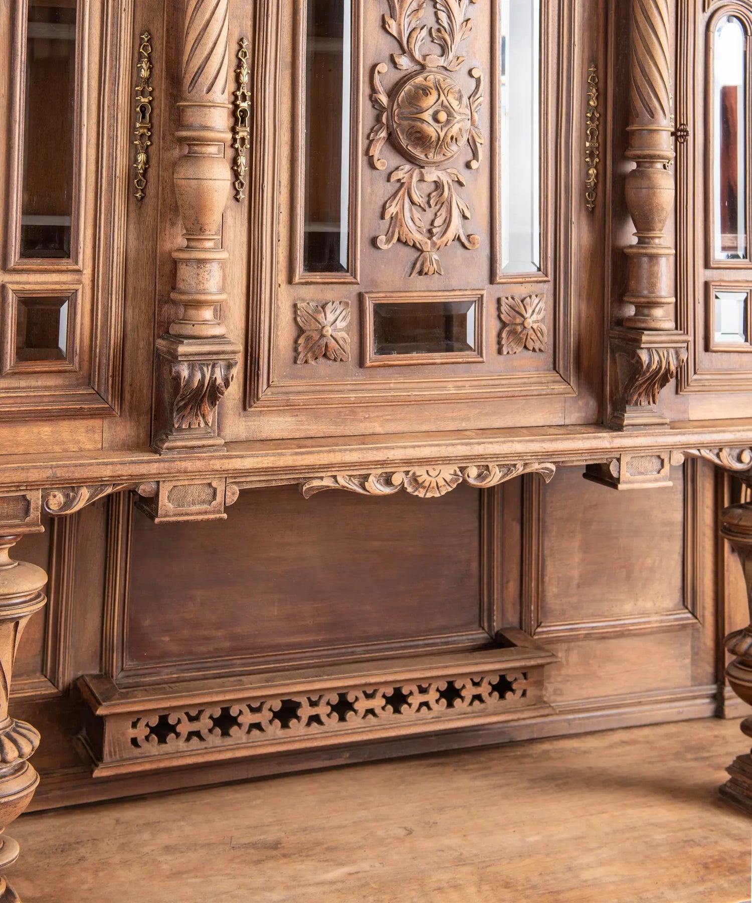 Detalle panel central tallado con columnas entorchadas y cristales biselados — Antique Arte y Decoración